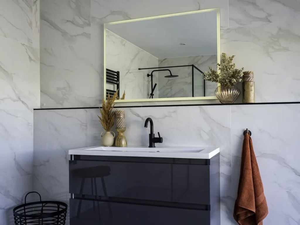 Badkamer Met Grote Tegels Voor Een Luxe En Ruimtelijke Uitstraling